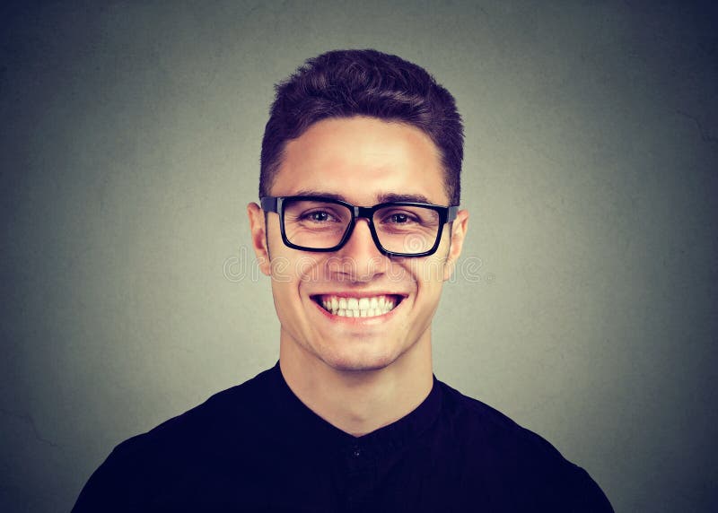 Porträt eines glücklichen jungen Mannes in den Gläsern stockbild Porträt eines glücklichen jungen Mannes in den Gläsern stockbild