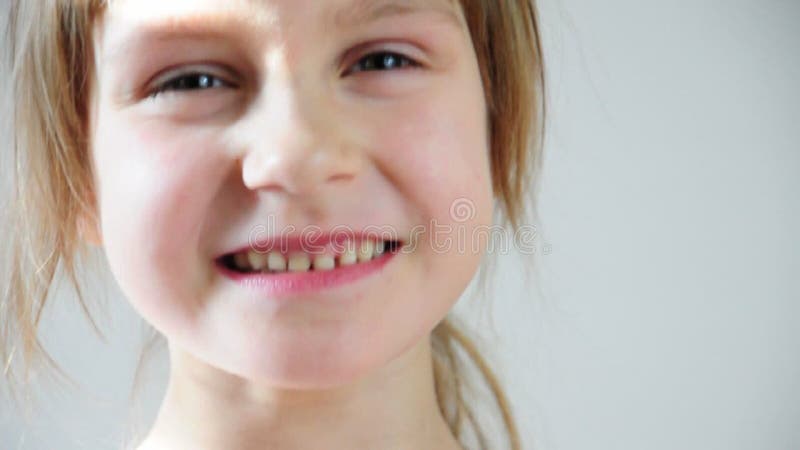 Porträt eines glücklichen kleinen Mädchens, das im Lachen birst