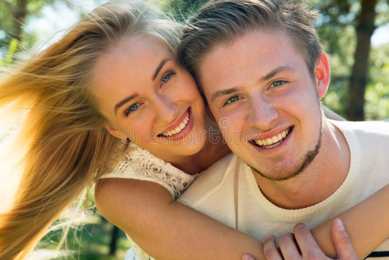 Porträt eines glücklichen Paars, das über Kamera lacht lizenzfreies stockfoto Porträt eines glücklichen Paars, das über Kamera lacht lizenzfreies stockfoto
