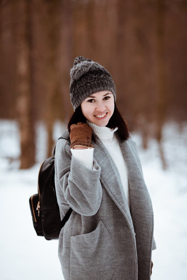 Porträt eines glücklichen schönen Mädchens mit dem braunen Haar im Winterwald kleidete in einer Hippie-Art, Lebensstil an stockfoto Porträt eines glücklichen schönen Mädchens mit dem braunen Haar im Winterwald kleidete in einer Hippie-Art, Lebensstil an stockfoto