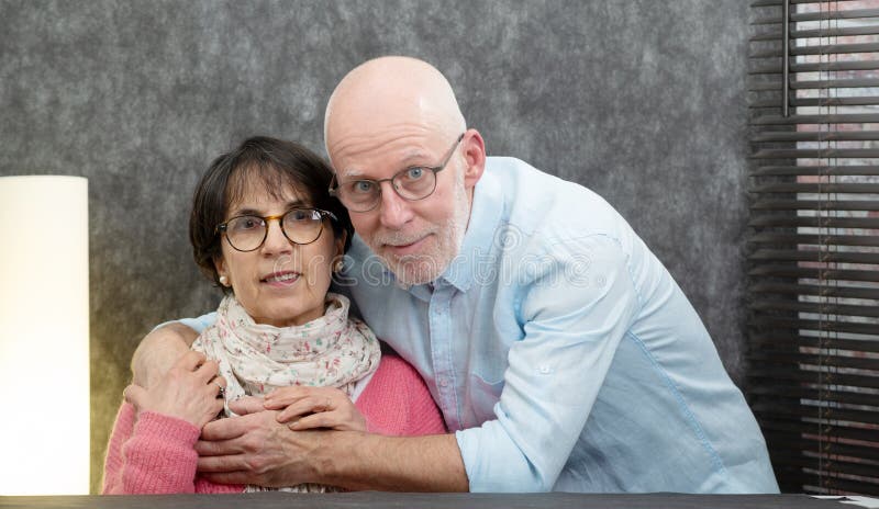 Porträt eines glücklichen älteren Paares zu Hause lizenzfreies stockfoto Porträt eines glücklichen älteren Paares zu Hause lizenzfreies stockfoto