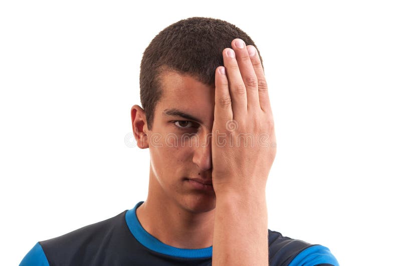 Porträt eines hübschen Jugendlichen, der ein Auge mit der linken Hand bedeckt stockfoto Porträt eines hübschen Jugendlichen, der ein Auge mit der linken Hand bedeckt stockfoto