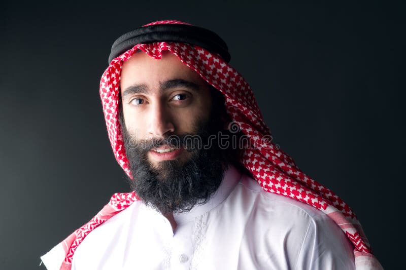 Porträt eines hübschen jungen arabischen Mannes mit einem buschigen Bart lizenzfreie stockbilder Porträt eines hübschen jungen arabischen Mannes mit einem buschigen Bart lizenzfreie stockbilder