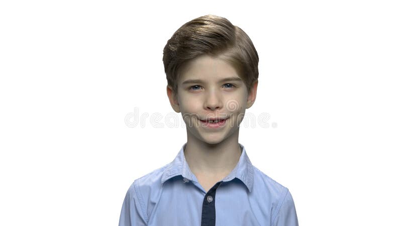 Porträt eines hübschen kleinen Jungen auf weißem Grund stock video footage