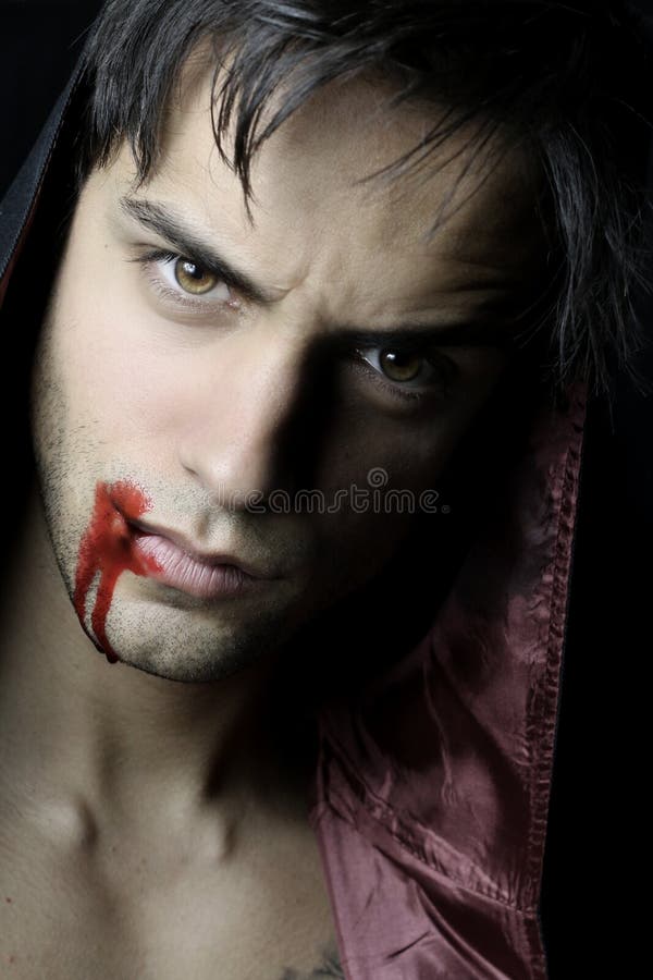 Porträt eines hübschen Vampirs mit Blut stockbild Porträt eines hübschen Vampirs mit Blut stockbild