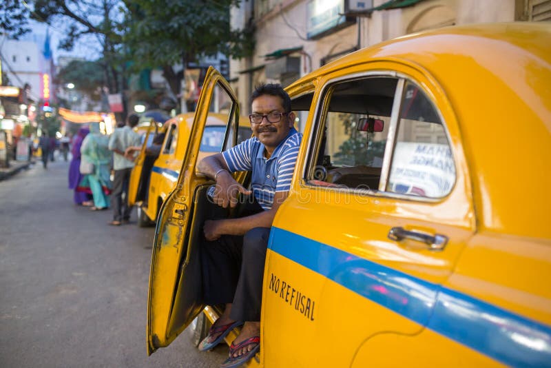 Porträt eines indischen Taxifahrers mit seinem antiken Oldtimergelbtaxi auf den Straßen von Kolkata stockfoto Porträt eines indischen Taxifahrers mit seinem antiken Oldtimergelbtaxi auf den Straßen von Kolkata stockfoto