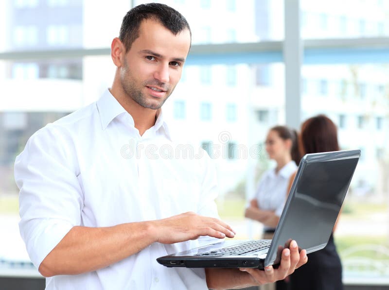 Porträt eines intelligenten Geschäftsmannes, der Laptop verwendet lizenzfreie stockfotografie Porträt eines intelligenten Geschäftsmannes, der Laptop verwendet lizenzfreie stockfotografie