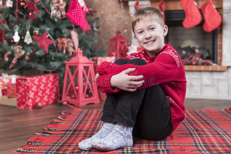 Porträt eines Jungen auf Weihnachtsabend lizenzfreies stockfoto Porträt eines Jungen auf Weihnachtsabend lizenzfreies stockfoto