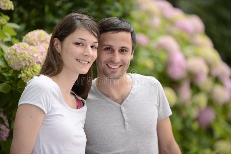 Porträt eines jungen heterosexuellen Paares lizenzfreie stockfotos Porträt eines jungen heterosexuellen Paares lizenzfreie stockfotos