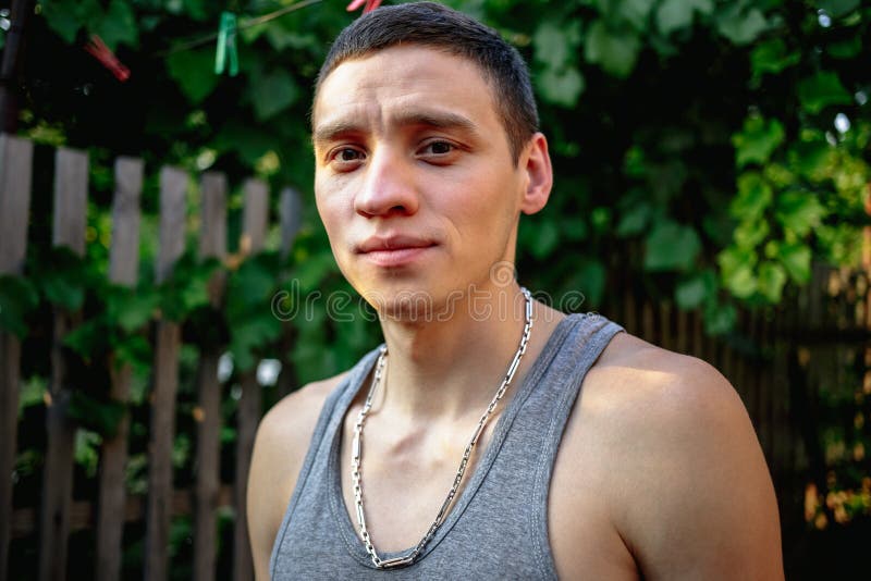 Porträt eines jungen Mannes in einem grauen T-Shirt in der Landschaft stockbilder Porträt eines jungen Mannes in einem grauen T-Shirt in der Landschaft stockbilder