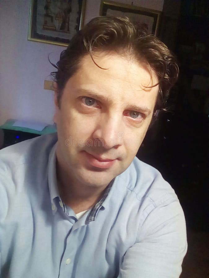 Porträt eines jungen Mannes im Hausbürojob lizenzfreie stockfotos Porträt eines jungen Mannes im Hausbürojob lizenzfreie stockfotos