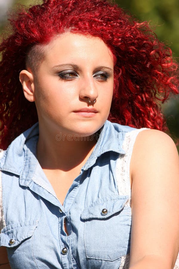 Porträt eines jungen Mädchens mit dem roten gelockten Haar und Durchdringen, im Freien lizenzfreies stockbild Porträt eines jungen Mädchens mit dem roten gelockten Haar und Durchdringen, im Freien lizenzfreies stockbild
