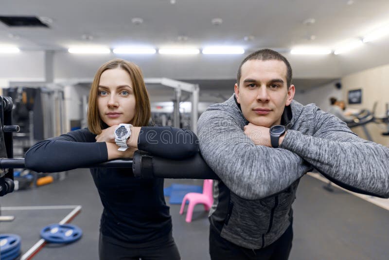 Portr?t eines jungen Paares in der Turnhalle Sport, Training, Familie und gesunder Lebensstil stockbilder Portr?t eines jungen Paares in der Turnhalle Sport, Training, Familie und gesunder Lebensstil stockbilder