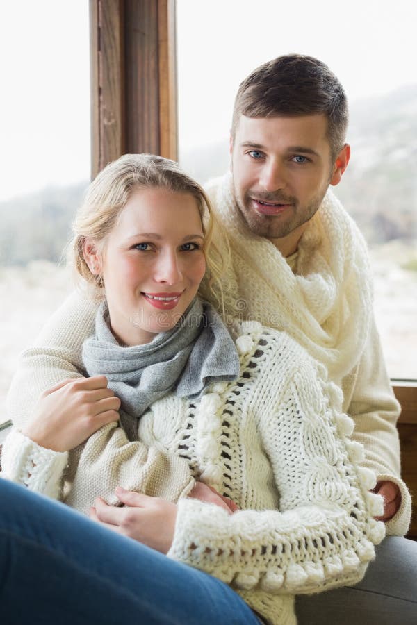Porträt eines jungen Paares in der Winterkleidung stockbilder Porträt eines jungen Paares in der Winterkleidung stockbilder