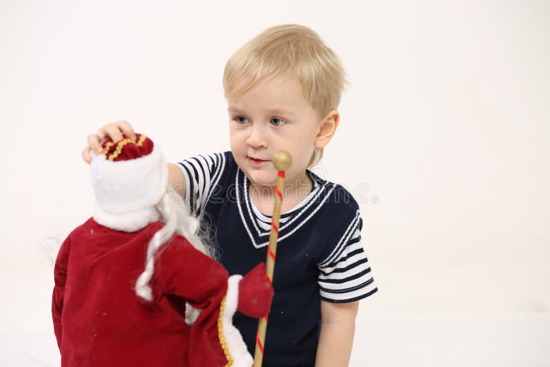 Porträt eines kleinen Jungen mit einem Spielzeug in seinen Händen, heller Hintergrund stockfotografie Porträt eines kleinen Jungen mit einem Spielzeug in seinen Händen, heller Hintergrund stockfotografie