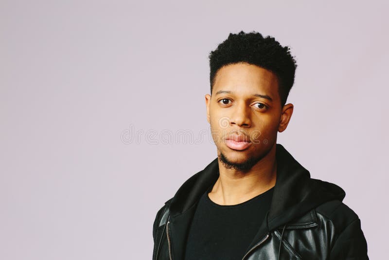 Porträt eines kühlen jungen Afroamerikanermannes, der Kamera betrachtet stockfotografie Porträt eines kühlen jungen Afroamerikanermannes, der Kamera betrachtet stockfotografie