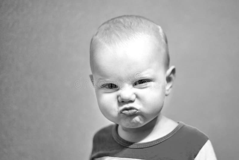 Porträt eines lustigen Jungen, der Gesicht verzieht, Schwarzweiss-Foto lizenzfreie stockfotografie Porträt eines lustigen Jungen, der Gesicht verzieht, Schwarzweiss-Foto lizenzfreie stockfotografie