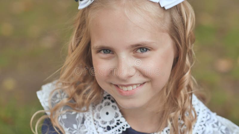 Porträt eines lächelnden blonden Mädchens mit 13 Jährigen Nahes hohes des Gesichtes
