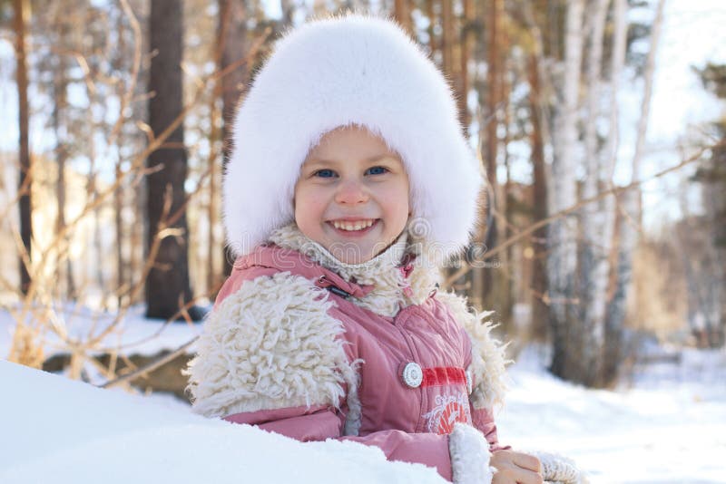 Porträt eines lächelnden kleinen Mädchens im Winter stockfotos Porträt eines lächelnden kleinen Mädchens im Winter stockfotos