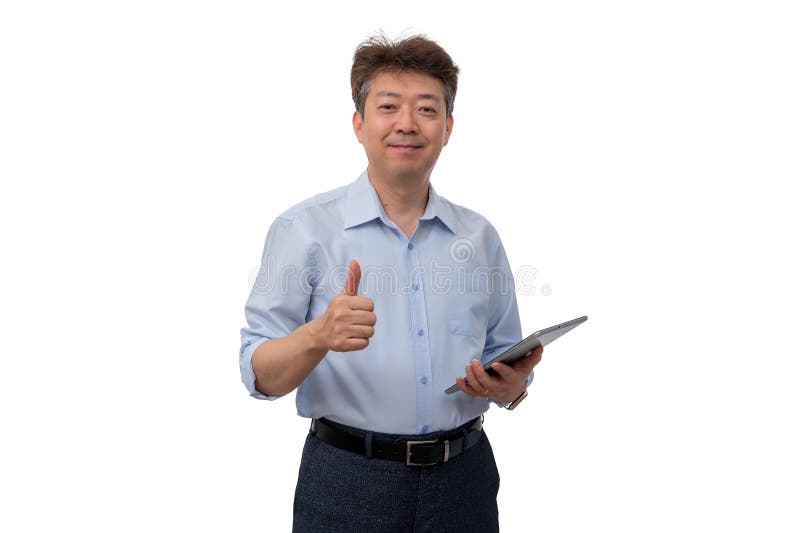 Porträt eines mittelaltrigen asiatischen Geschäftsmanns in seinen 50ern mit einem blauen Hemd lizenzfreies stockbild