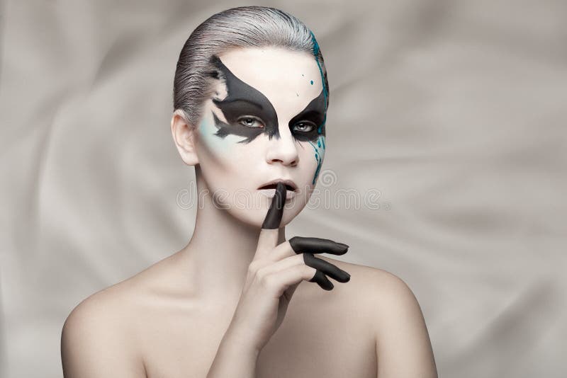Porträt eines Mädchens mit Farbe auf seinem Gesicht lizenzfreies stockbild Porträt eines Mädchens mit Farbe auf seinem Gesicht lizenzfreies stockbild