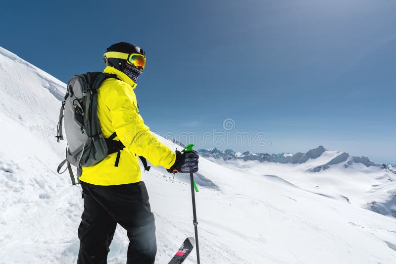 Porträt eines professionellen freerider Skifahrers, der auf einer schneebedeckten Steigung vor dem hintergrund der Schnee-mit ein stockfotografie Porträt eines professionellen freerider Skifahrers, der auf einer schneebedeckten Steigung vor dem hintergrund der Schnee-mit ein stockfotografie