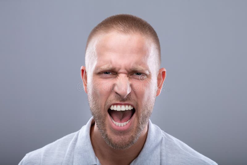 Portr?t eines schreienden jungen Mannes stockbild Portr?t eines schreienden jungen Mannes stockbild