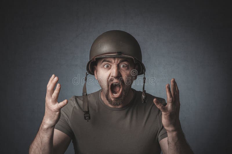 Porträt eines schreienden Soldaten mit offenen Armen stockfotografie Porträt eines schreienden Soldaten mit offenen Armen stockfotografie