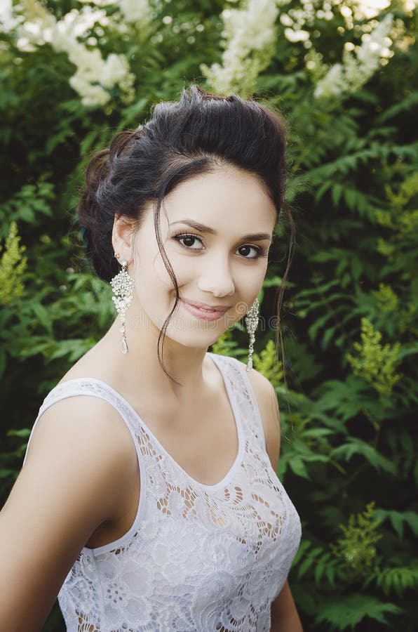 Porträt eines schönen brunette Mädchens mit blauen Augen lizenzfreie stockbilder Porträt eines schönen brunette Mädchens mit blauen Augen lizenzfreie stockbilder