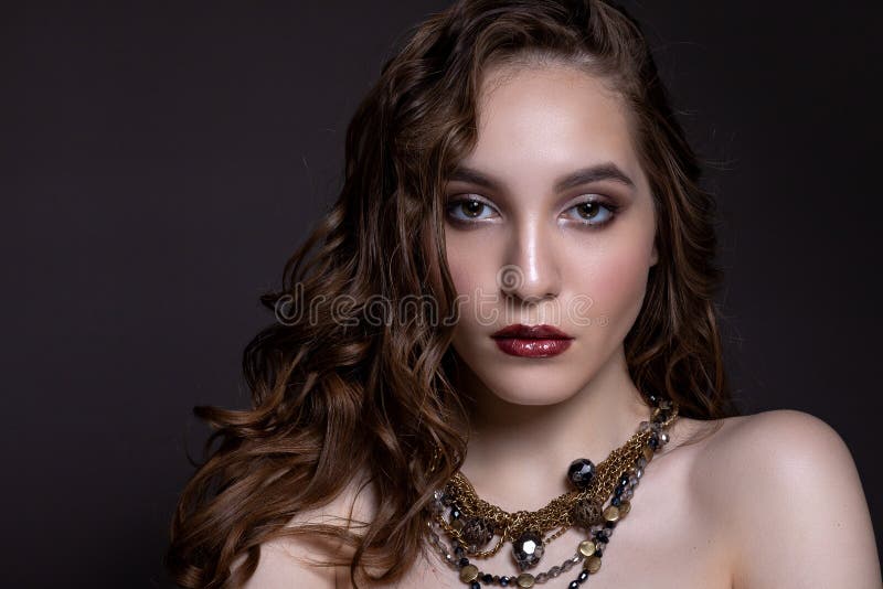 Porträt eines schönen jugendlich Mädchens mit kreativem Make-up und Frisur lizenzfreies stockbild Porträt eines schönen jugendlich Mädchens mit kreativem Make-up und Frisur lizenzfreies stockbild