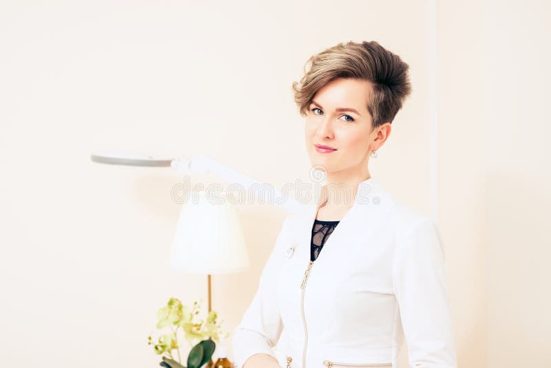 Porträt eines schönen jungen Doktormädchens Medizinische Arbeitskraft in der Uniform lizenzfreies stockfoto Porträt eines schönen jungen Doktormädchens Medizinische Arbeitskraft in der Uniform lizenzfreies stockfoto
