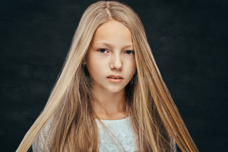 Porträt eines schönen jungen Mädchens mit dem blonden Haar, das eine Kamera betrachtet lizenzfreies stockfoto Porträt eines schönen jungen Mädchens mit dem blonden Haar, das eine Kamera betrachtet lizenzfreies stockfoto