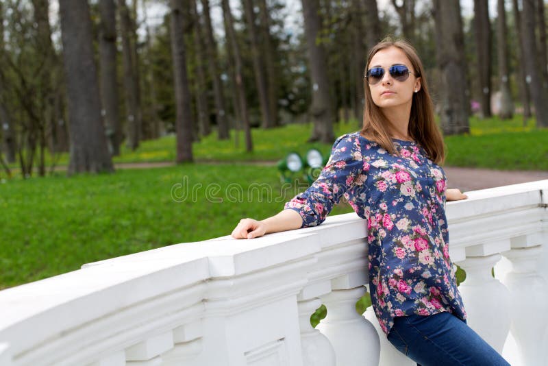 Porträt eines schönen Mädchens stockfotografie Porträt eines schönen Mädchens stockfotografie