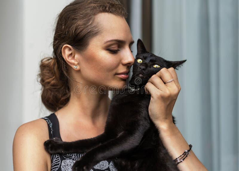 Porträt eines schönen Mädchens mit einem Katzenschlamm lizenzfreie stockfotos Porträt eines schönen Mädchens mit einem Katzenschlamm lizenzfreie stockfotos