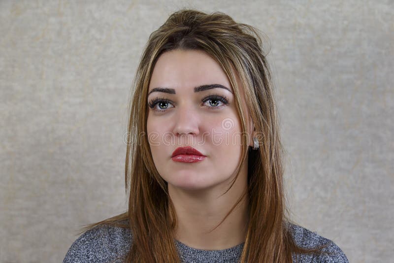 Porträt eines schönen Mädchens mit großen Augen auf einem abstrakten backgr stockbilder Porträt eines schönen Mädchens mit großen Augen auf einem abstrakten backgr stockbilder