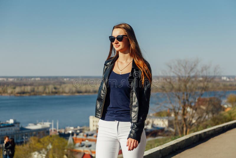 Porträt eines stilvollen dunkelhaarigen Mädchens in der Sonnenbrille, ist sie in einer Lederjacke lizenzfreies stockfoto Porträt eines stilvollen dunkelhaarigen Mädchens in der Sonnenbrille, ist sie in einer Lederjacke lizenzfreies stockfoto