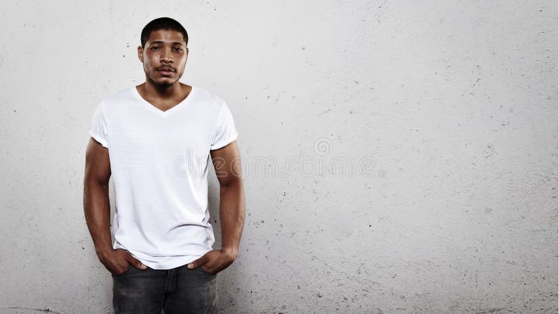 Porträt eines tragenden weißen T-Shirts des jungen Mannes stockbilder