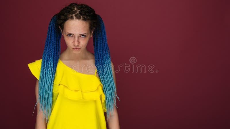 Porträt eines unglücklichen Mädchens mit Sommersprossen und dem blauen umsponnenen Haar stockfotos Porträt eines unglücklichen Mädchens mit Sommersprossen und dem blauen umsponnenen Haar stockfotos