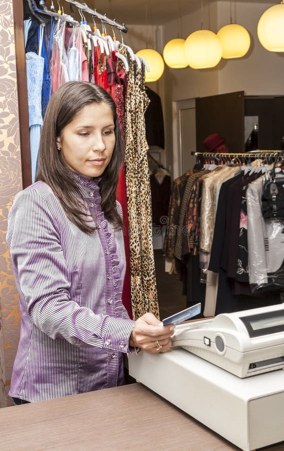 Porträt eines Verkäufers in einem Kleidungs-Shop lizenzfreie stockfotos Porträt eines Verkäufers in einem Kleidungs-Shop lizenzfreie stockfotos