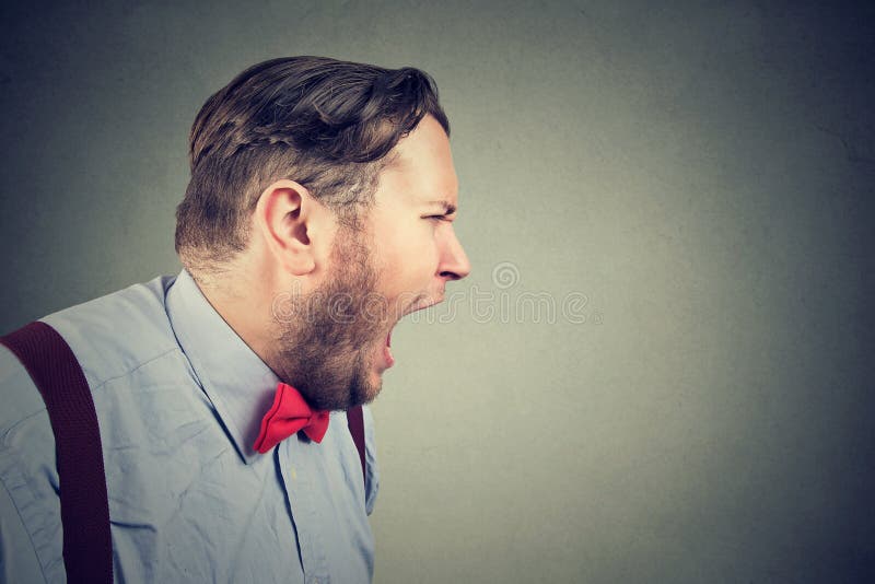 Porträt eines verärgerten schreienden Mannes lizenzfreies stockbild Porträt eines verärgerten schreienden Mannes lizenzfreies stockbild