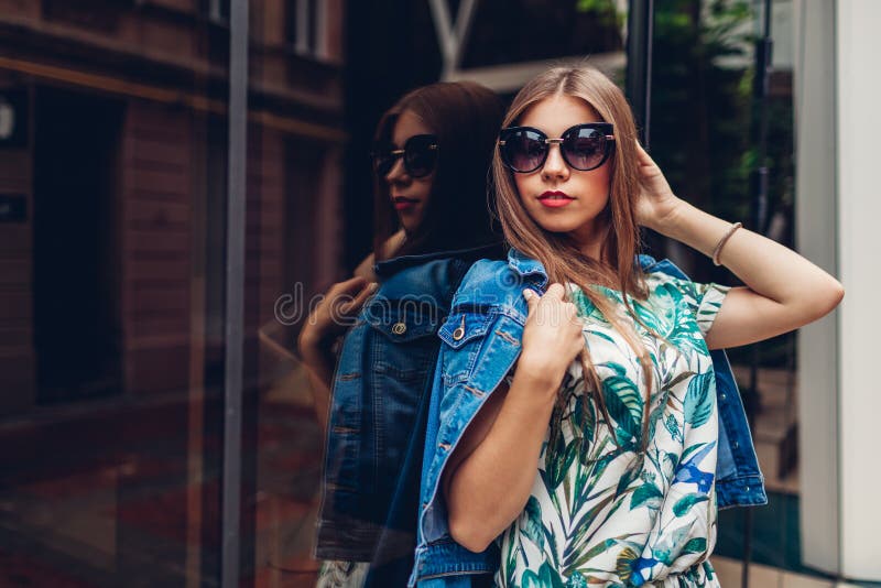 Porträt im Freien der jungen schönen modernen Frau, die stilvolles Zubehör trägt Moderne Ausstattung des Sommers stockbilder Porträt im Freien der jungen schönen modernen Frau, die stilvolles Zubehör trägt Moderne Ausstattung des Sommers stockbilder