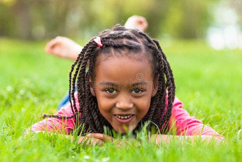 Porträt im Freien eines netten jungen schwarzen lächelnden Mädchens - afrikanisches PET stockfoto Porträt im Freien eines netten jungen schwarzen lächelnden Mädchens - afrikanisches PET stockfoto