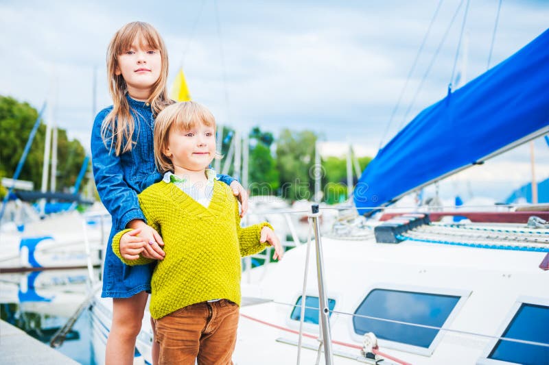 Porträt im Freien von entzückenden Kindern lizenzfreies stockbild Porträt im Freien von entzückenden Kindern lizenzfreies stockbild