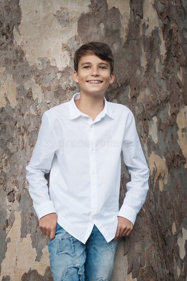 Porträt Junge lächelnden jugendlich Jungen, der Kamera mit einem joyf betrachtet lizenzfreies stockbild Porträt Junge lächelnden jugendlich Jungen, der Kamera mit einem joyf betrachtet lizenzfreies stockbild
