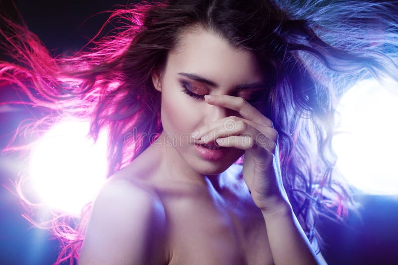 Porträt jungen schönen Mädchen Brunette, unter Scheinwerfer Der tonende Effekt, Nachtclub, Tanzkultur Augen geschlossen lizenzfreies stockfoto Porträt jungen schönen Mädchen Brunette, unter Scheinwerfer Der tonende Effekt, Nachtclub, Tanzkultur Augen geschlossen lizenzfreies stockfoto