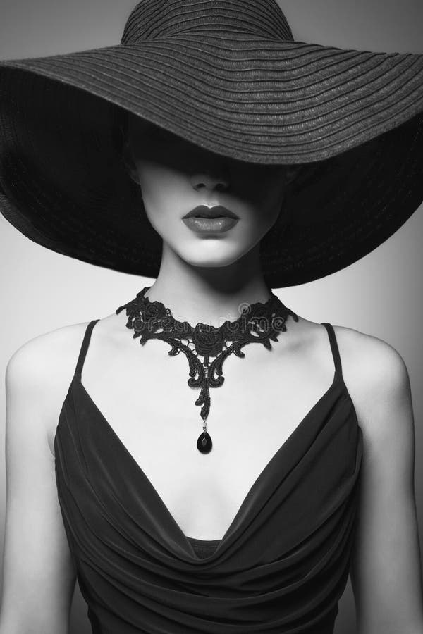 Porträt junger Dame mit schwarzem Hut und Abendkleid stockfoto Porträt junger Dame mit schwarzem Hut und Abendkleid stockfoto