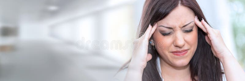 Porträt junger Frauen mit Kopfschmerzen; Panoramagebläse