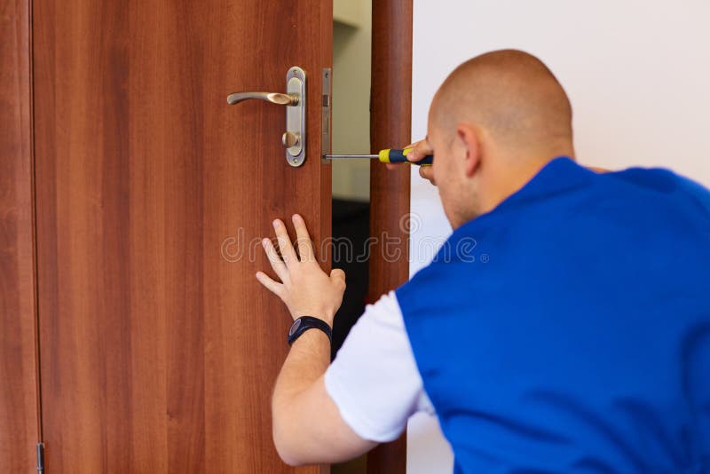 Porträt-junger männlicher Tischler Repairing Door Lock