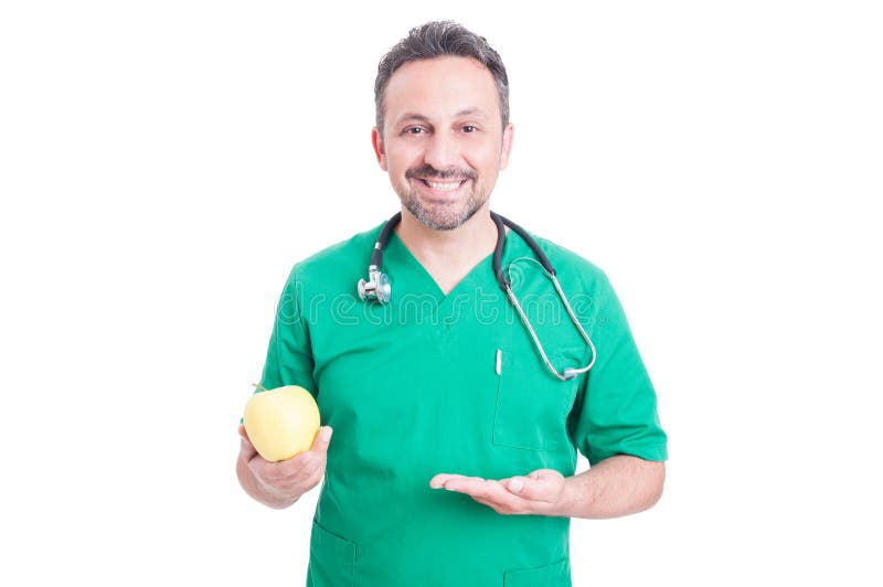 Porträt lächelnden männlichen Doktors, der einen Apfel anbietet stockbild Porträt lächelnden männlichen Doktors, der einen Apfel anbietet stockbild