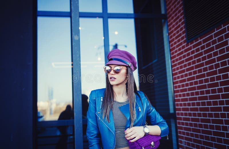 Porträt sinnlicher junger stilvoller Dame des Zaubers lizenzfreies stockfoto Porträt sinnlicher junger stilvoller Dame des Zaubers lizenzfreies stockfoto